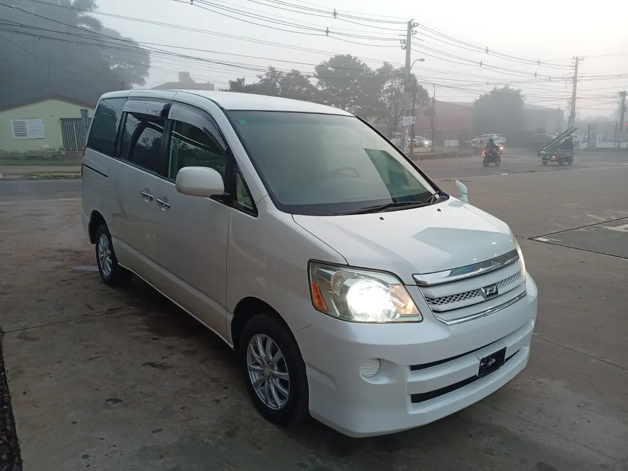 Toyota Noah 2006