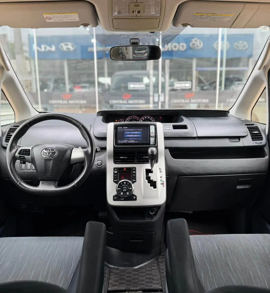 Toyota Noah 2012