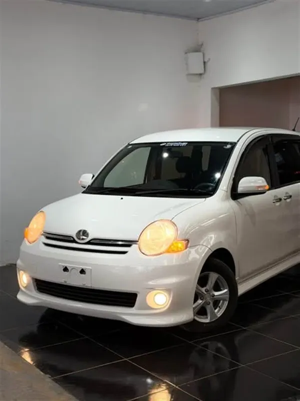 Toyota Sienta 2008