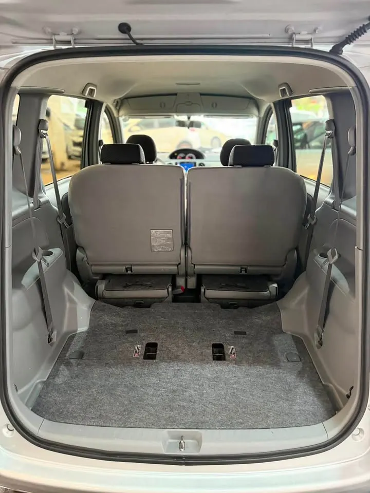 Toyota Sienta 2006