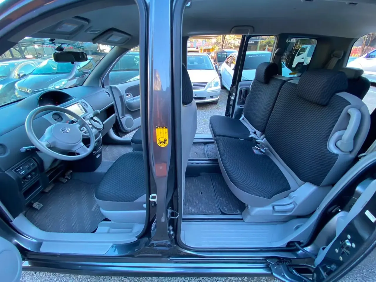 Toyota Sienta 2010
