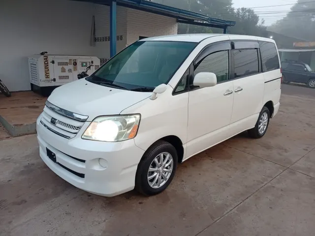 Toyota Noah 2006