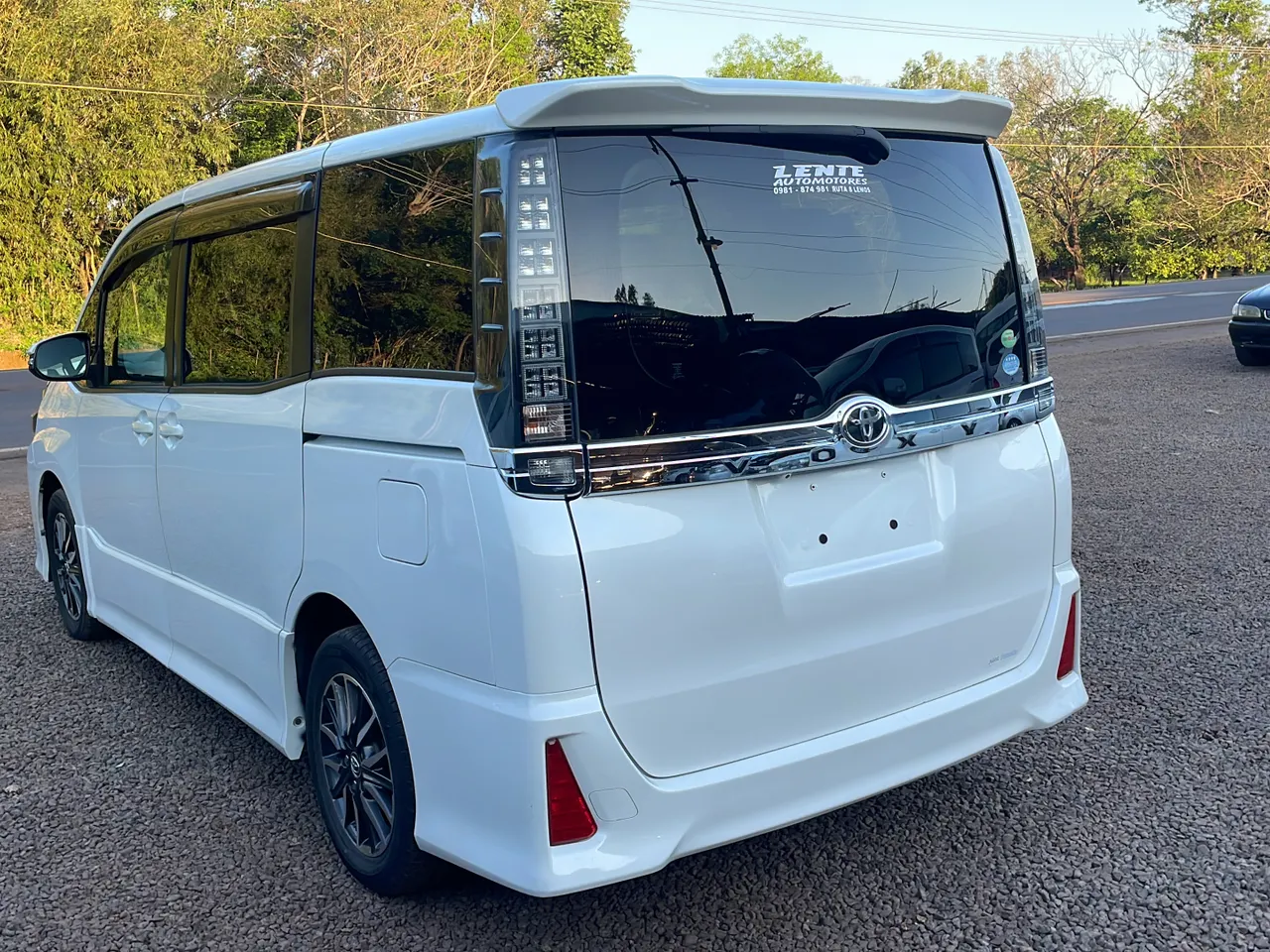 Toyota Voxy 2014 3
