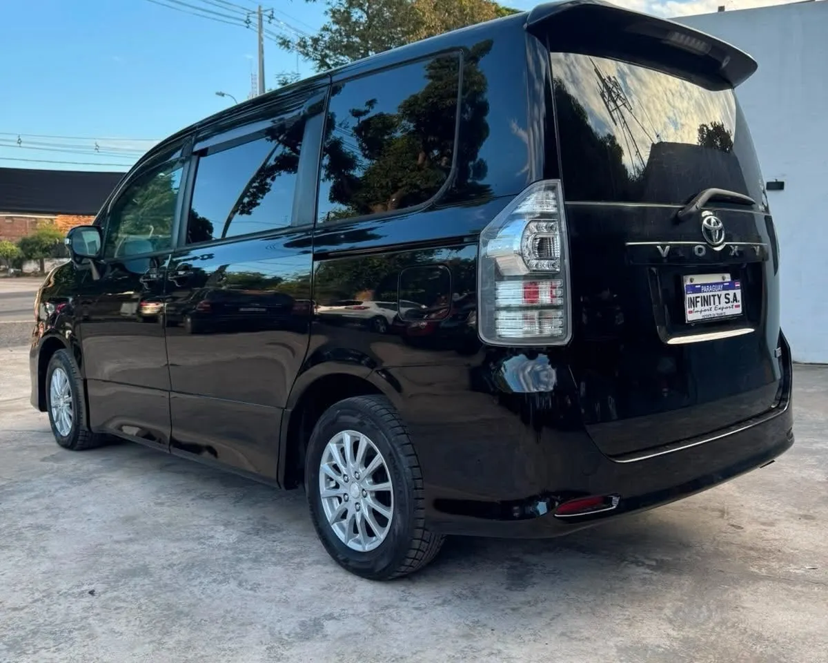 Toyota Voxy 2010