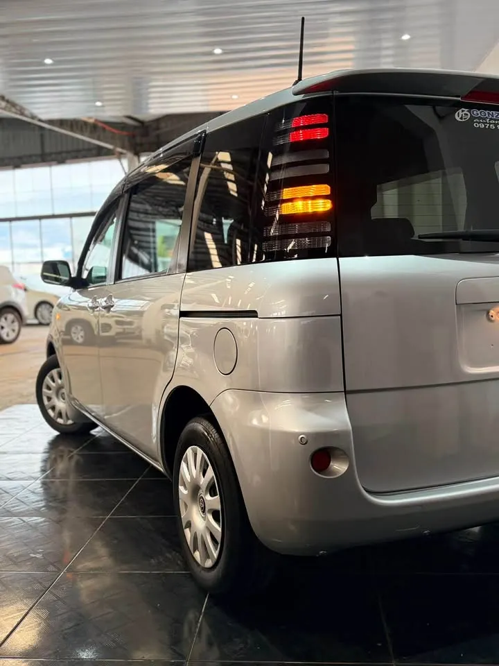 Toyota Sienta 2006