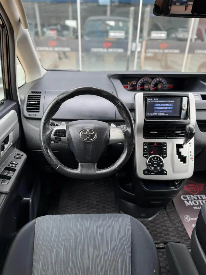 Toyota Noah 2012
