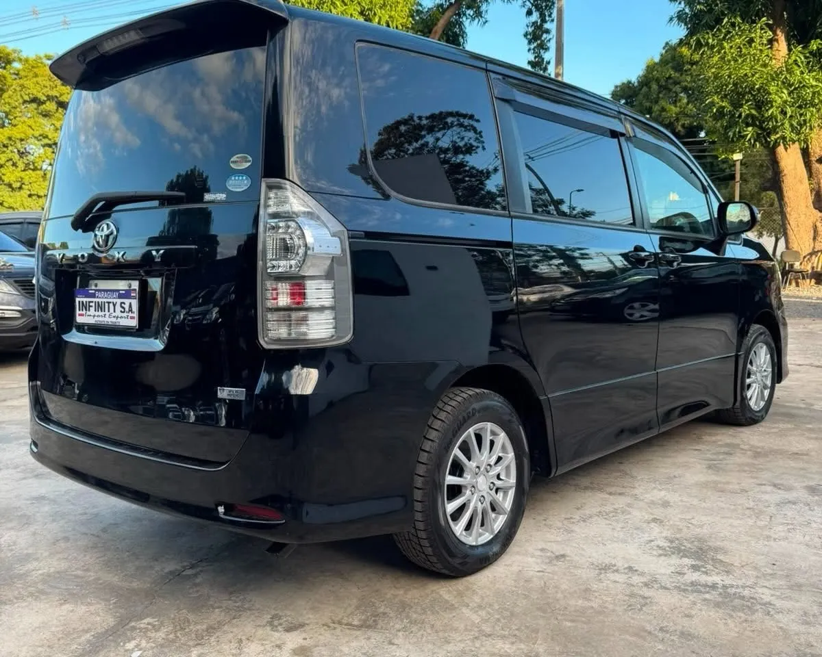 Toyota Voxy 2010
