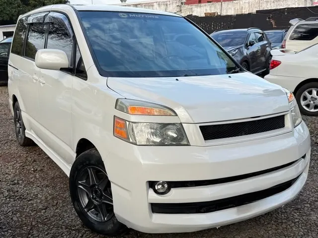 Toyota Noah 2005