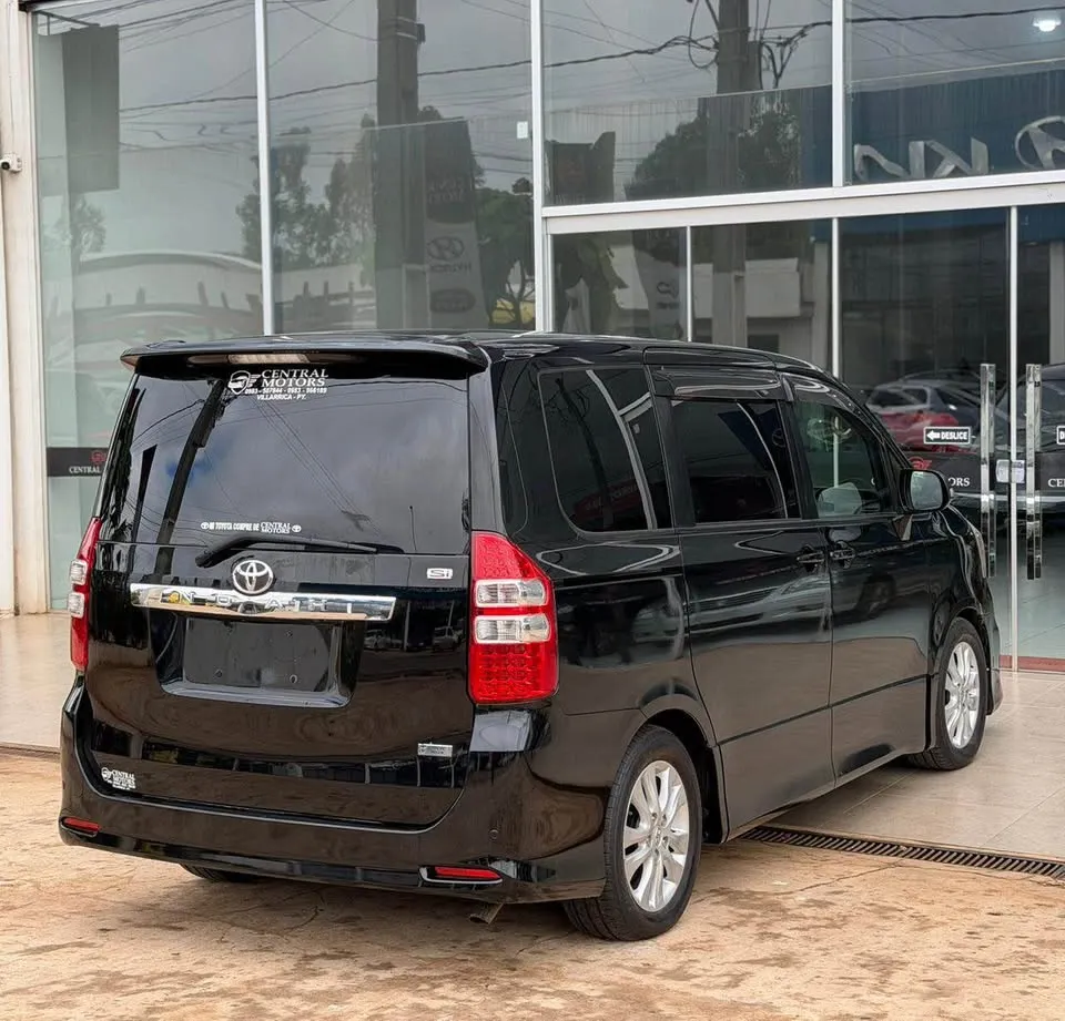 Toyota Noah 2012