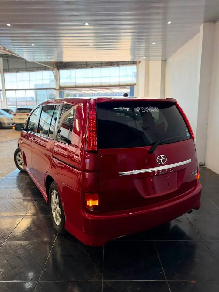 Toyota Isis 2012