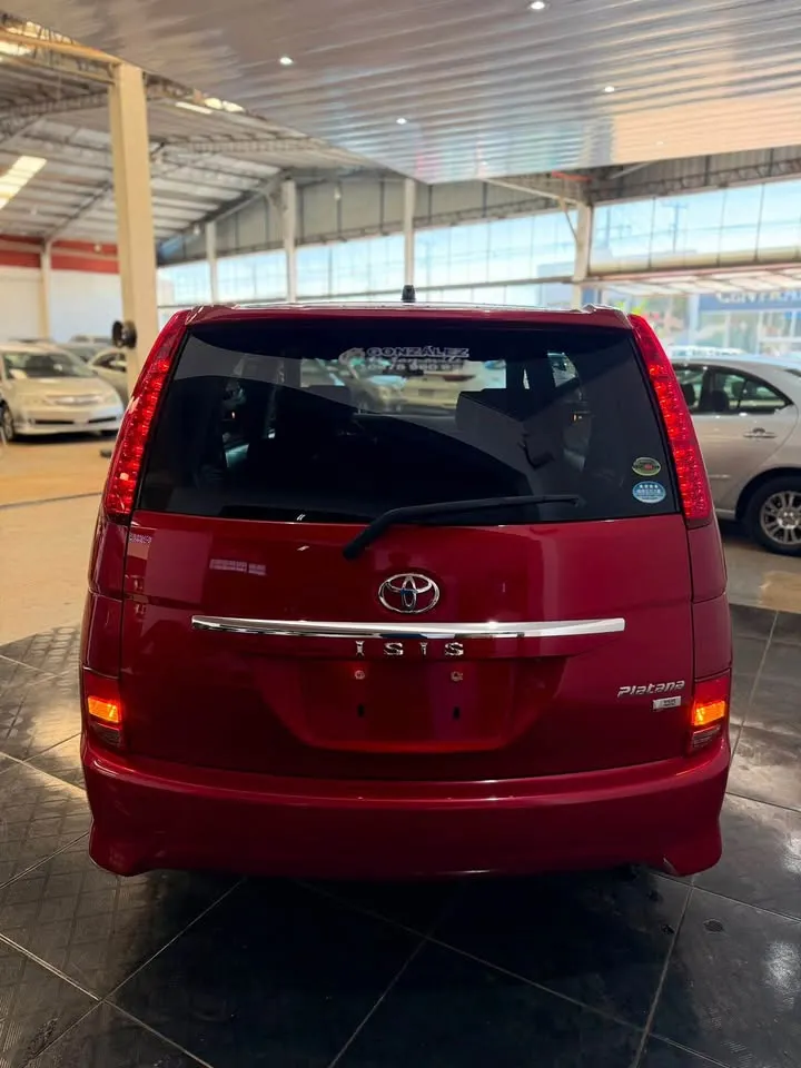 Toyota Isis 2012