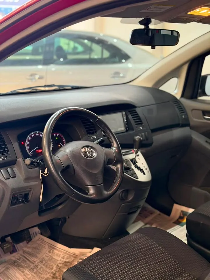 Toyota Isis 2012