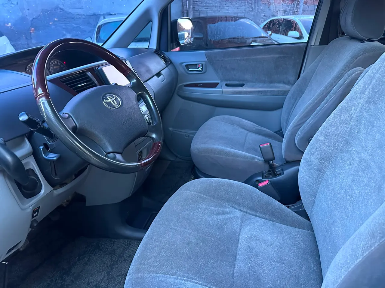 Toyota Noah 2005