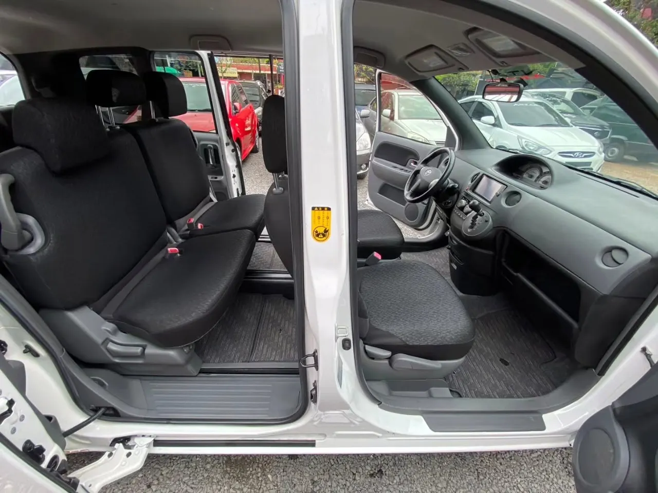 Toyota Sienta 2013