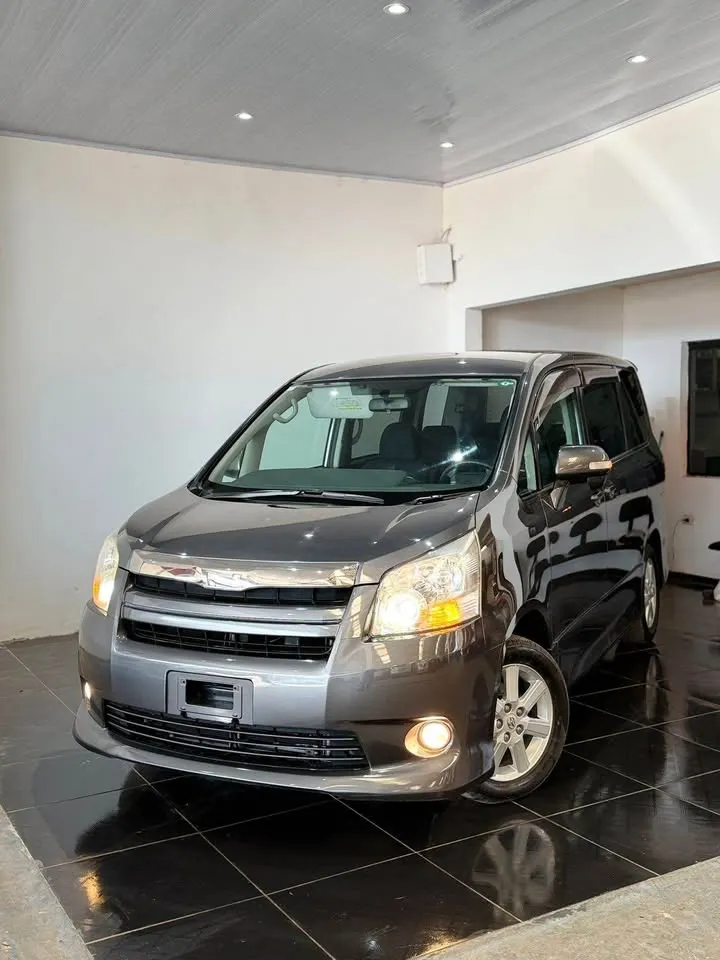 Toyota Noah 2009