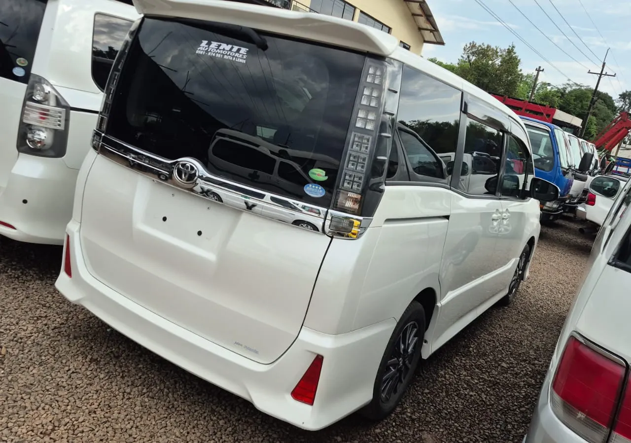 Toyota Voxy 2014 5